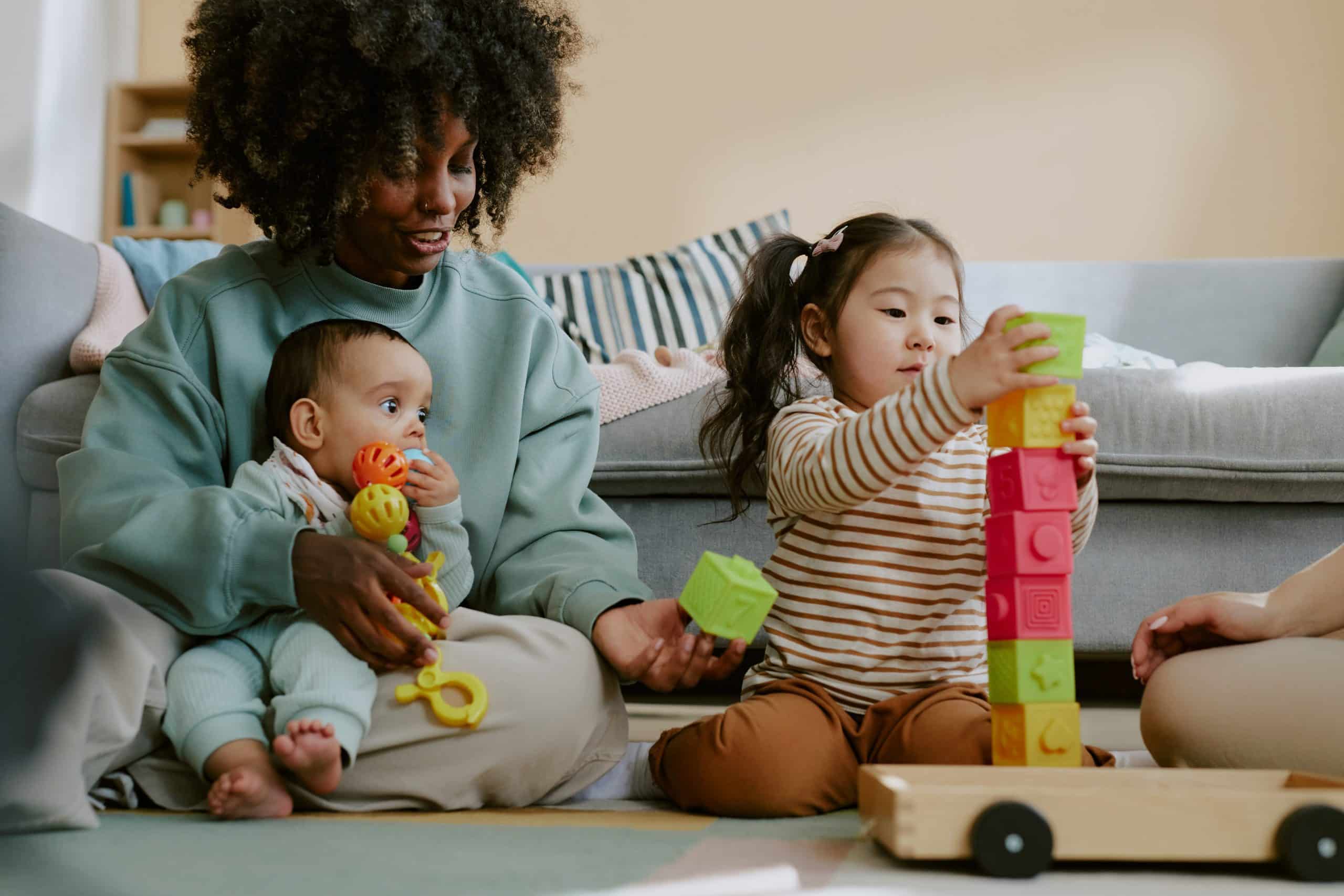 assistante maternelle et enfants jouant